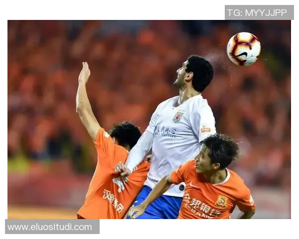 04年鲁能与武汉的巅峰对决回顾：激情四溢的足球盛宴与历史瞬间